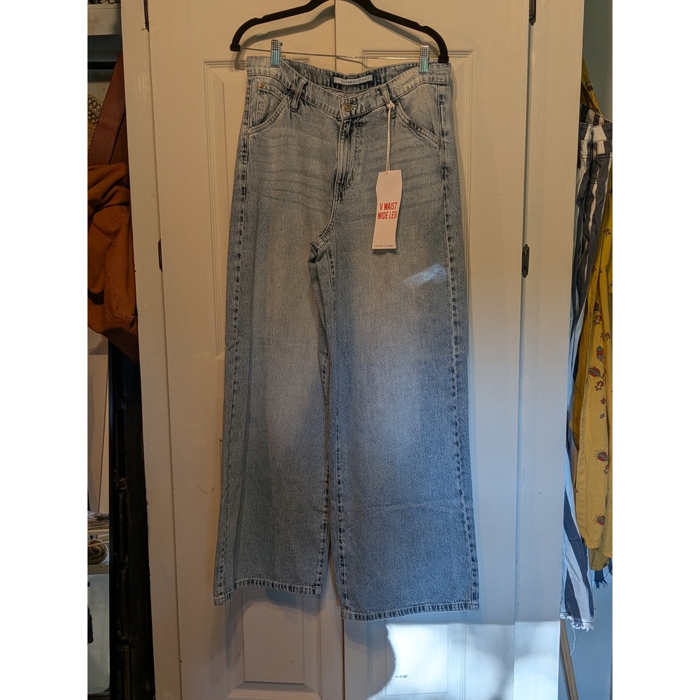 Celebrity Pink V Waist Wide Leg Jeans Light Wash Denim Size 11/30 CJ26907LK10W